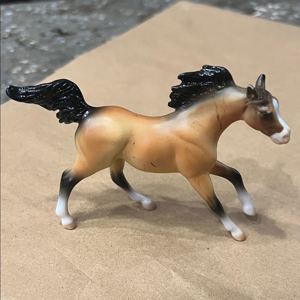 Breyer stablemate buckskin running horse